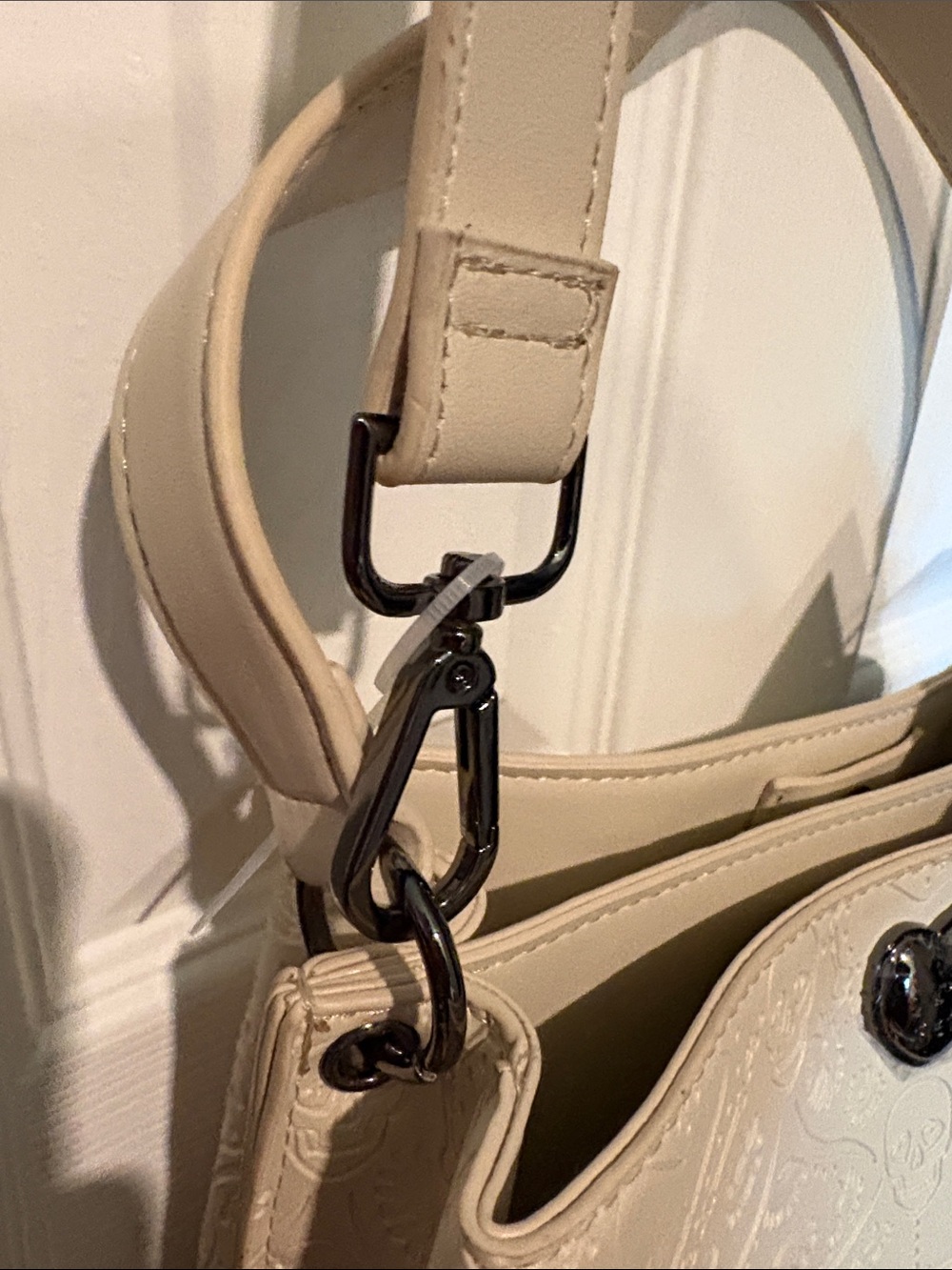 BNWT BETSEY JOHNSON Cream Skull and Heart Embossed Accent Shoulder Bag - Picture 9 of 10